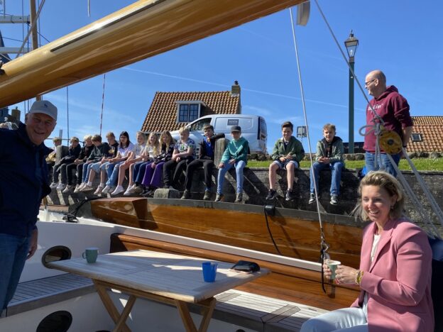 Foto van wethouder en kids